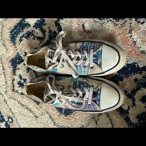 Size 8.5 floral Converse